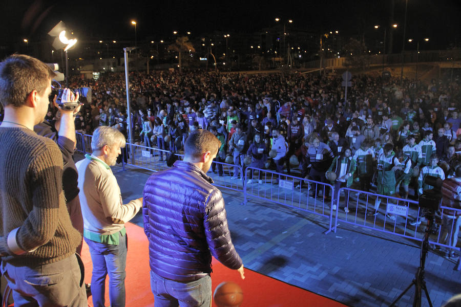 Las cuentas oficiales se quedaban en 6.558 personas botando el balón a la vez durante cinco minutos junto al Palacio de los Deportes José María Martín Carpena.