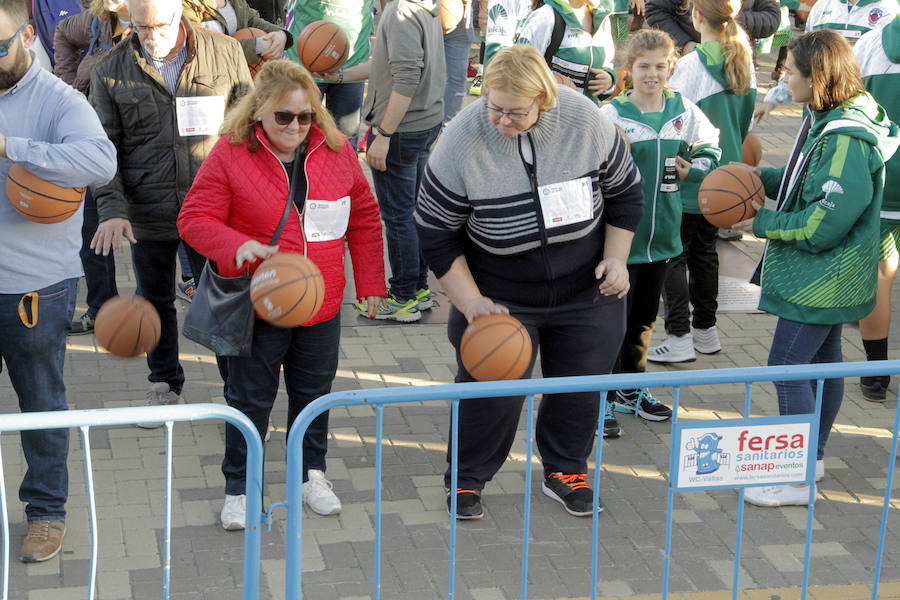 Las cuentas oficiales se quedaban en 6.558 personas botando el balón a la vez durante cinco minutos junto al Palacio de los Deportes José María Martín Carpena.