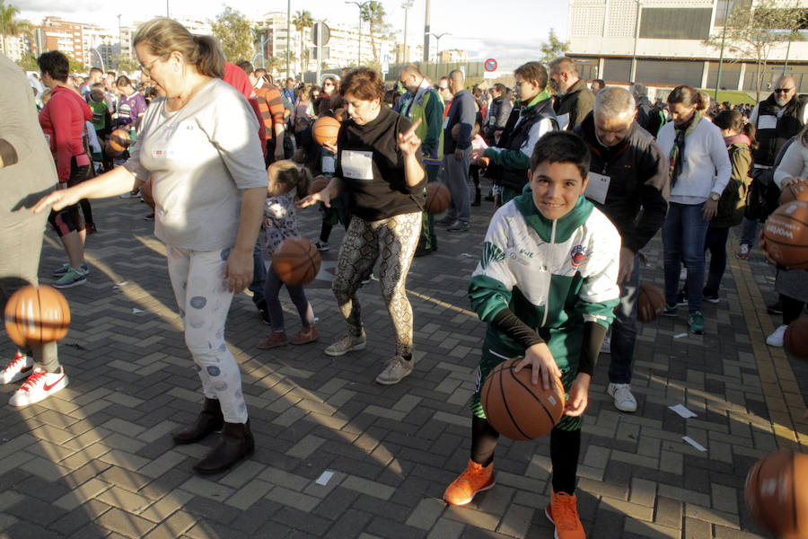 Las cuentas oficiales se quedaban en 6.558 personas botando el balón a la vez durante cinco minutos junto al Palacio de los Deportes José María Martín Carpena.
