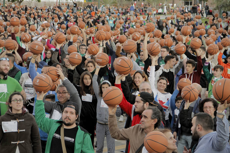 Las cuentas oficiales se quedaban en 6.558 personas botando el balón a la vez durante cinco minutos junto al Palacio de los Deportes José María Martín Carpena.