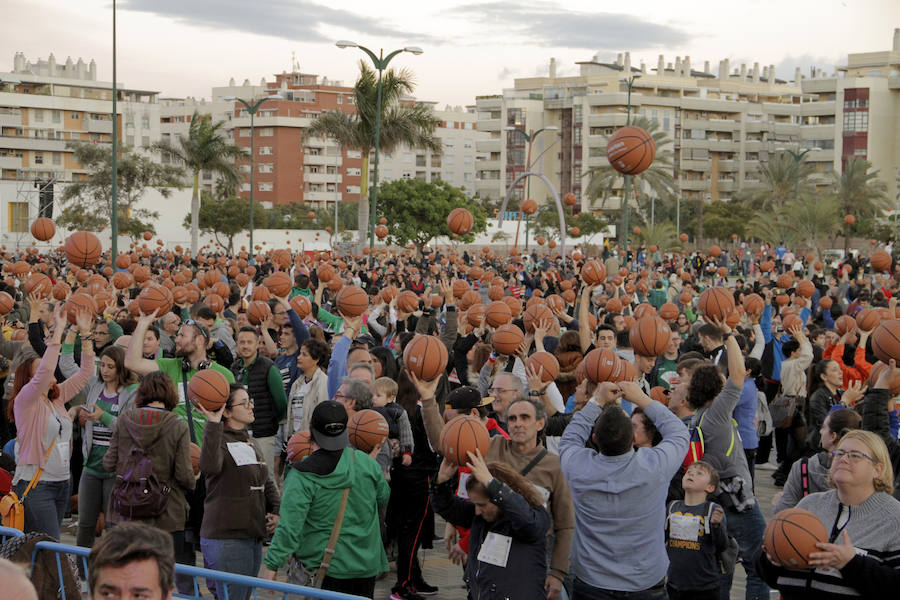 Las cuentas oficiales se quedaban en 6.558 personas botando el balón a la vez durante cinco minutos junto al Palacio de los Deportes José María Martín Carpena.