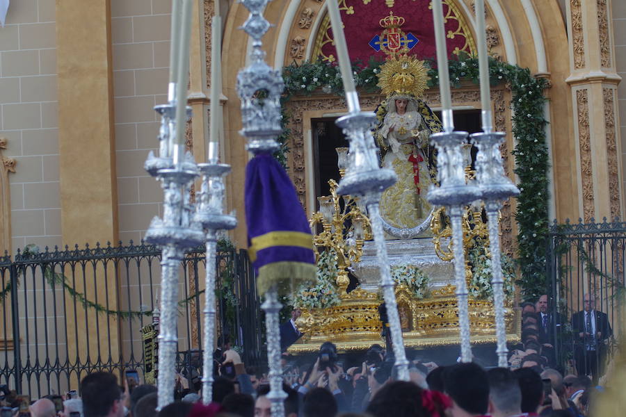 La titular mariana de la Cofradía del Cautivo ha recorrido su barrio en el trono de María Auxiliadora con motivo del 50 aniversario de su bendición.