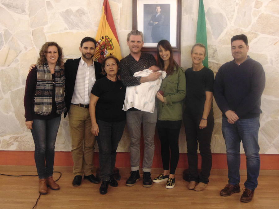 Los familiares de la pequeña posan con la niña y las autoridades locales en la Casa Consistorial. 
