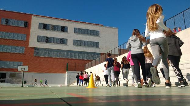 Los alumnos en las pistas del instituto sumando kilómetros. 