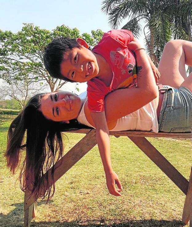 Livia, con uno de los hijos de la familia. :: crónica