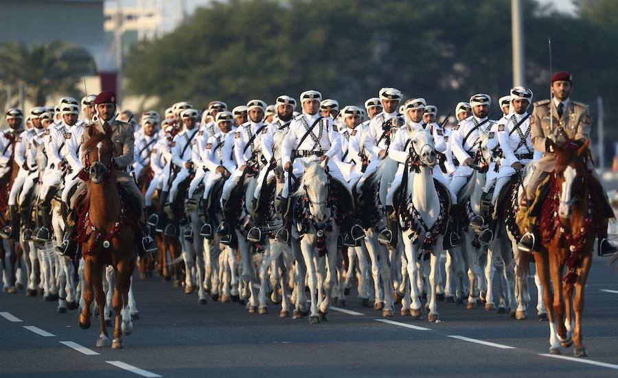 Las mejores imágenes del desfile militar y los fuegos artificiales que tuvieron lugar en Doha, la capital