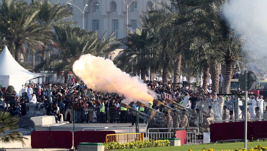 Las mejores imágenes del desfile militar y los fuegos artificiales que tuvieron lugar en Doha, la capital