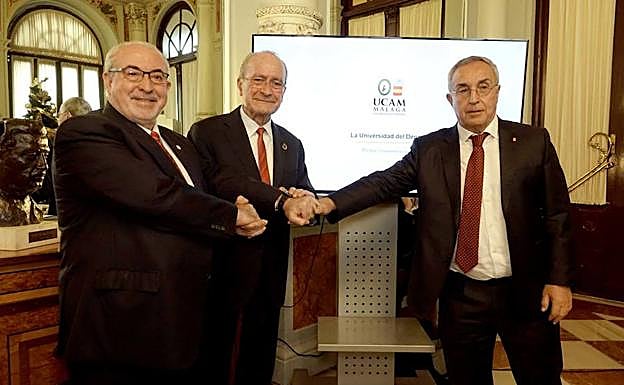 José Luis Mendoza, Francisco de la Torre y Alejandro Blanco, tras la firma del protocolo. 