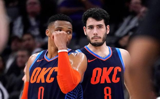 Russell Westbrook conversa con su compañero de equipo, Álex Abrines,