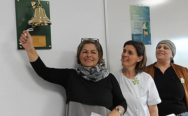 Concha Navarro, madre de la paciente impulsora de la idea, inauguró la campana.