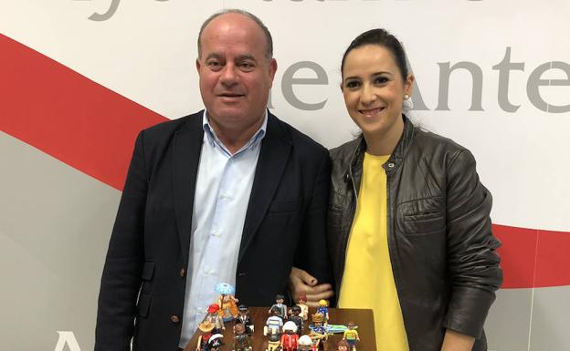 El alcalde Manuel Barón y la teniente de alcalde Ana Cebrián, junto a varios Playmobil.