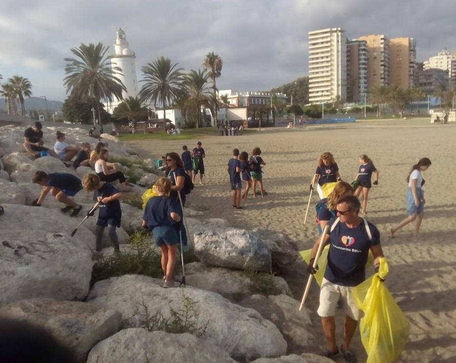 Voluntarios durante la limpiza de playas.