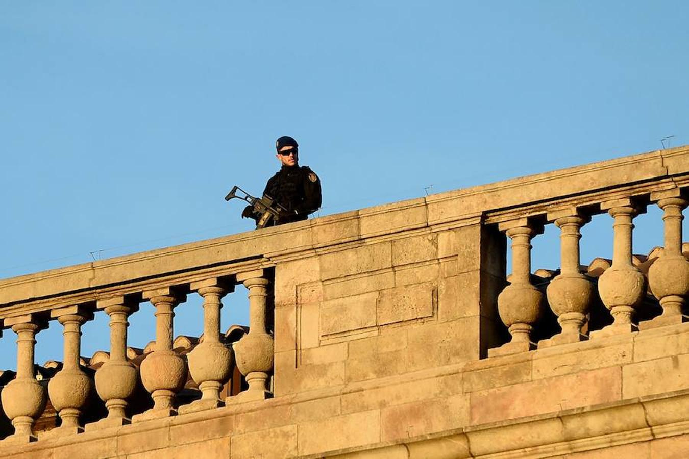 El presidente del Gobierno, Pedro Sánchez, preside este viernes el Consejo de Ministros en la Llotja de Mar de Barcelona. La ciudad condal vive una jornada de concentraciones y protestas de la mano de los CDR.