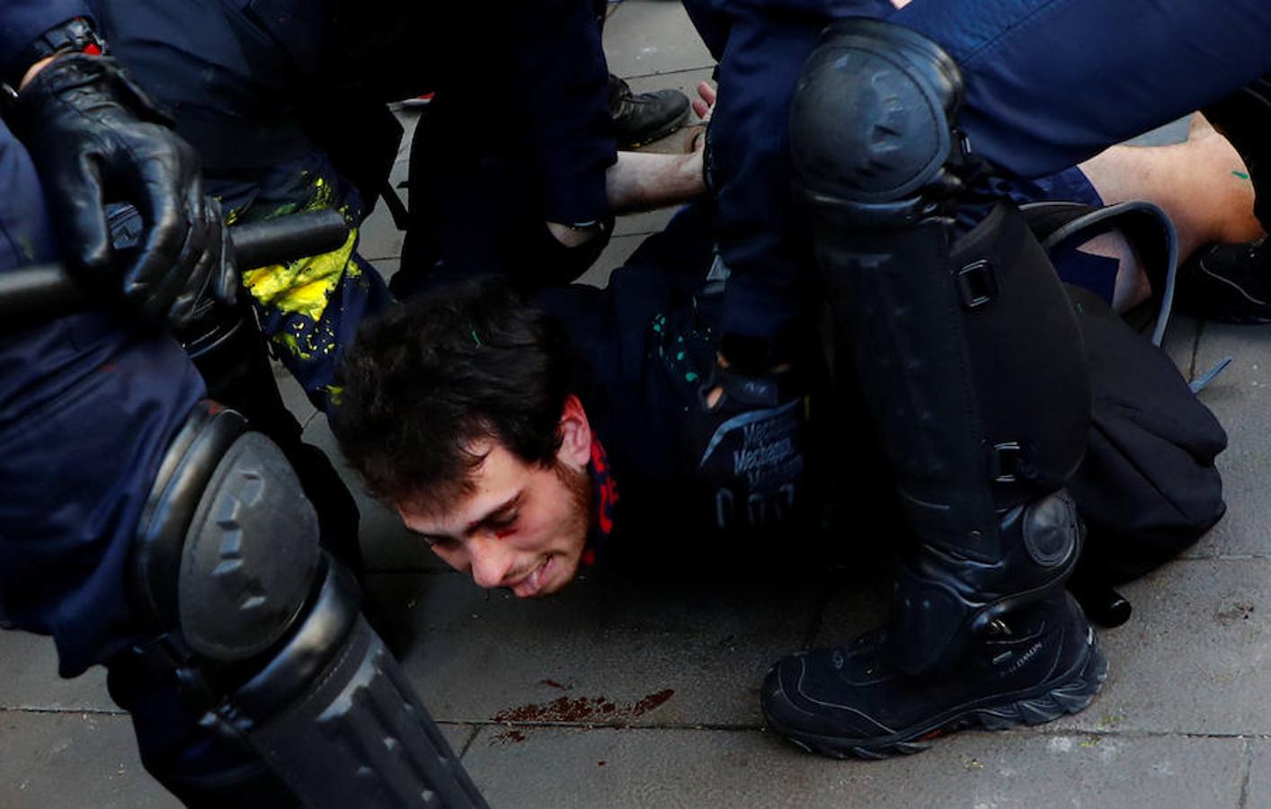 El presidente del Gobierno, Pedro Sánchez, preside este viernes el Consejo de Ministros en la Llotja de Mar de Barcelona. La ciudad condal vive una jornada de concentraciones y protestas de la mano de los CDR.