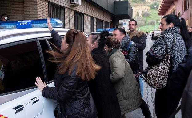 Imagen principal - Vecinos increpan al autor confeso del asesinato de Laura Luelmo frente a las puertas de las dependencias policiales.