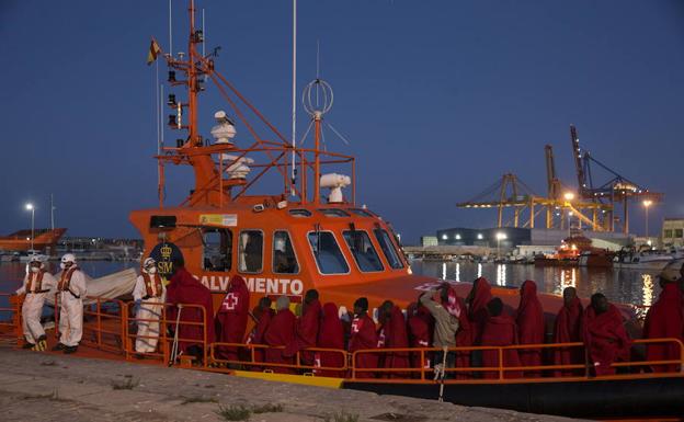 Imagen de archivo de migrantes en el puerto de Málaga. 