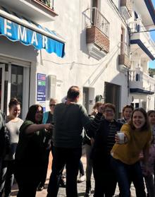 Imagen secundaria 2 - Arriba, en la administración de calle Barlovento celebran el Gordo y uno de los quintos que han entregado. Abajo, a la izquierda, administración agraciada con el quinto 18596 en calle Franz Kafka. A la derecha, ambiente festivo el Almáchar, donde ha caído El Gordo.