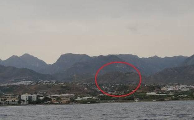 El Cerro de la Cruz de Pinto (rodeado en rojo) visto desde el litoral de la playa nerjeña de El Playazo.