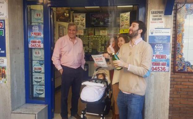 La administración de lotería de la avenida Condes de San Isidro, en Fuengirola, celebrando un segundo premio en 2016.