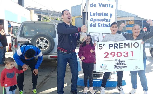 Celebración de miembros de la administración de Rincón de la Victoria donde ha caído parte del quinto premio. dado el premio.