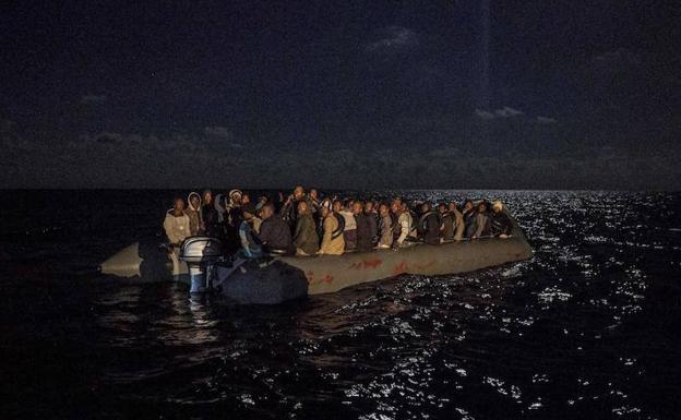 Embarcación con los inmigrantes rescatados por el 'Open Arms'.