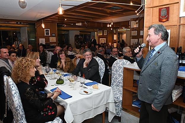 Santiago Domínguez dirige unas palabras a los comensales. 