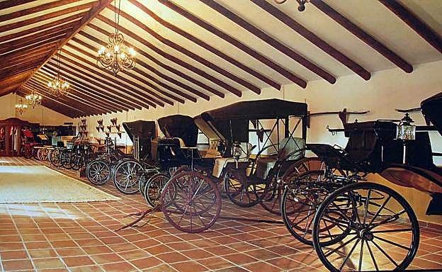 Imagen de archivo de lo 30 carruajes encontrados en el registro a las fincas de Juan Antonio Roca.