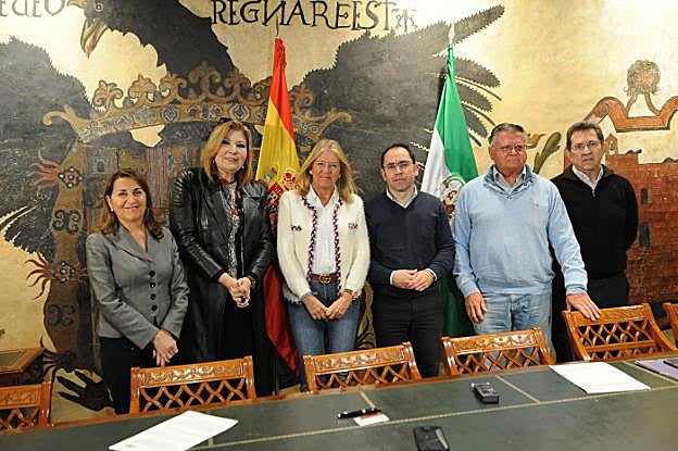 Ángeles Muñoz e Isabel Cintado, con representantes de Cáritas y la Fundación Bastiano Berguese. 