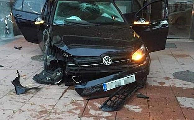 Estado en el que quedó el coche tras el impacto. 