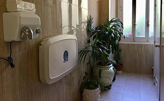 El cambiador de bebés en el aseo unisex que hay en la Casona del Parque, en la primera planta. 