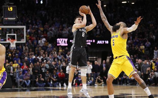 Tyson Chandler intenta taponar un lanzamiento de Bogdan Bogdanovic. 