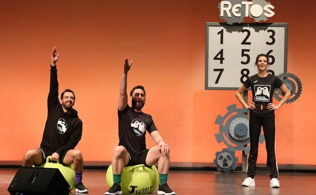 Rafa Villena, Dani Rovira y Clara Lago, ayer en la primera de las seis funciones solidarias en el Teatro Cervantes. 