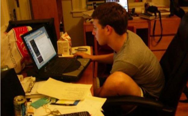 Imagen principal - Mark Zuckerberg en su habitación de la Universidad de Harvard arriba), Caterina Fake (abajo a la izquierda) y Brian Chesky.