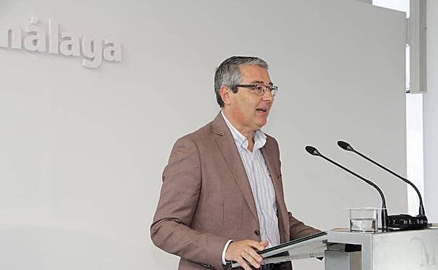 El portavoz del PP, Francis Salado, durante la exposición de sus mociones. 