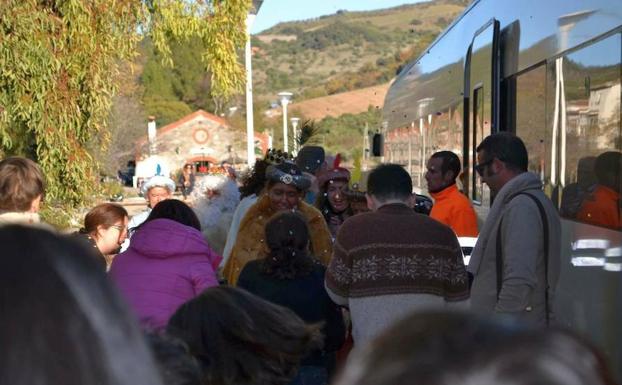 Melchor, Gaspar y Baltasar llevan una década arribando a la Estación de Benaoján en este medio en la tarde del 5 de enero. 