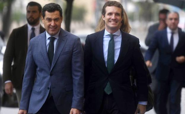 Juanma Moreno (i) y Pablo Casado. 