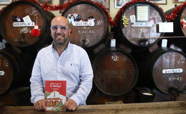 Cayetano Garijo posa con el libro infantil. 