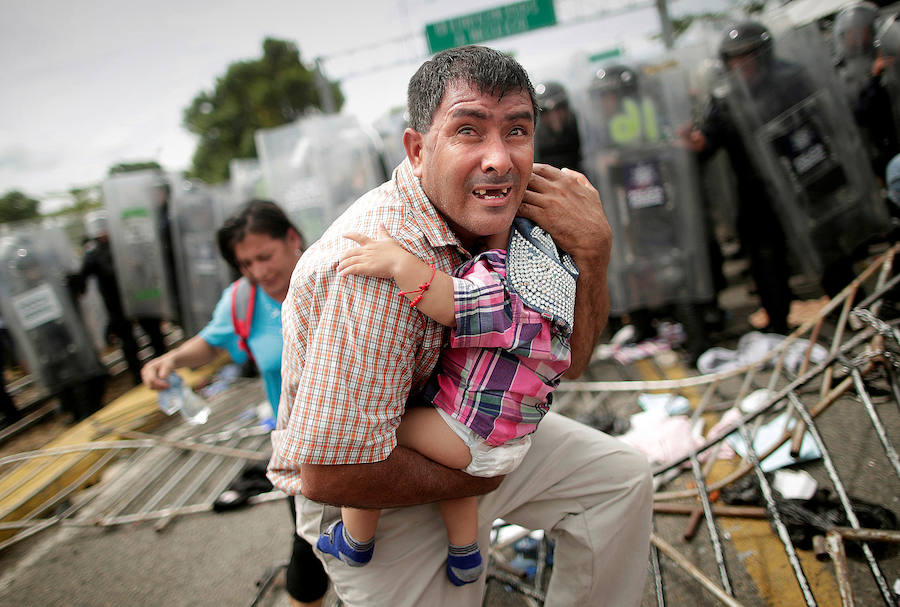 Un migrante hondureño protege a su hija durante el tránsito por Guatemala de la caravana de migrantes que se dirigía a Estados Unidos.