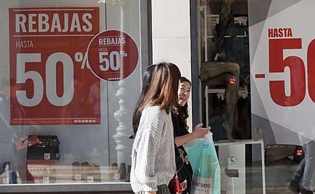Imagen de la campaña de rebajas en Málaga (archivo).