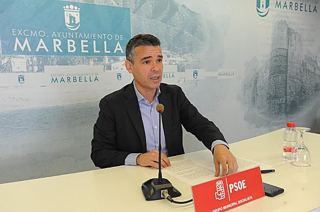 El portavoz del PSOE, ayer, en la sala de prensa del Ayuntamiento. :: j.-l.