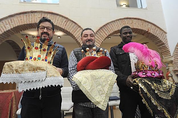 José López Solórzano (Melchor), Blas Jesús Carretero (Gaspar) y Sali Ka (Baltasar), ayer, durante su presentación en el Hospitalillo. 