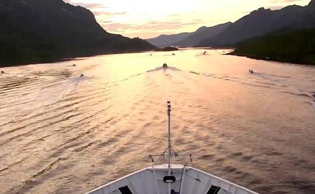 Imagen del viaje de un barco por los fiordos noruegos.