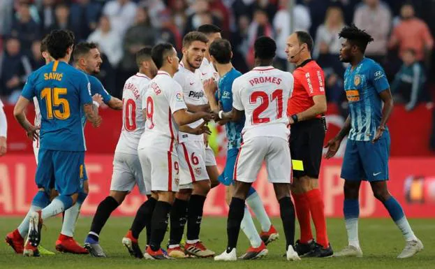 Tangana entre jugadores del Sevilla y del Atlético ante Mateu Lahoz.