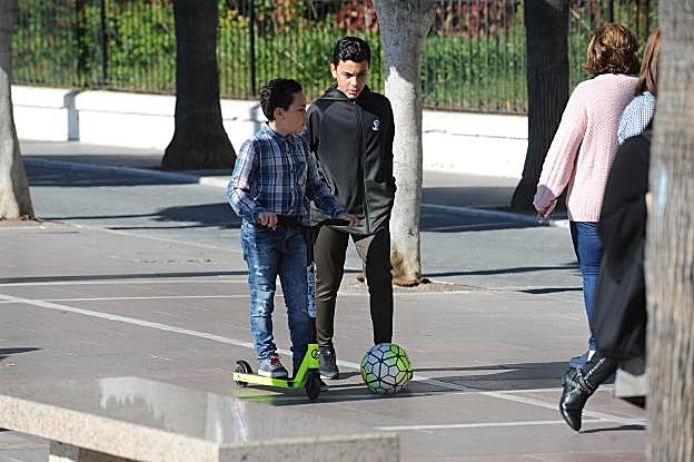 Dos niños con sus regalos. 