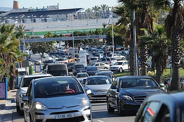 Los accesos al centro comercial La Cañada se saturaron. :: j.-lanza