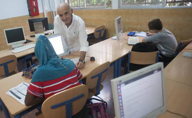 José María Moya, con algunos de sus alumnos en el IES Huelin. 