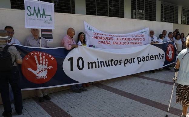 Una protesta de médicos de primaria de Málaga para reclamar mejoras al SAS.