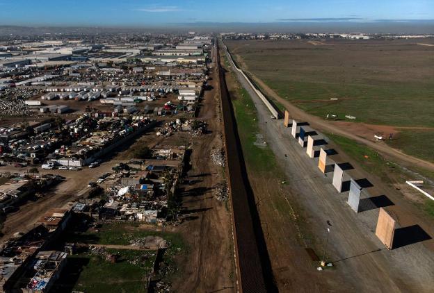 Vista aérea de los prototipos del muro fronterizo del presidente de EE UU, Donald Trump, desde la localidad mexicana de Tijuana. :: afp