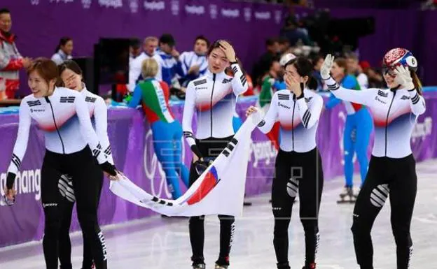 El equipo surcoreano campeón olímpico de 3.000 metros.