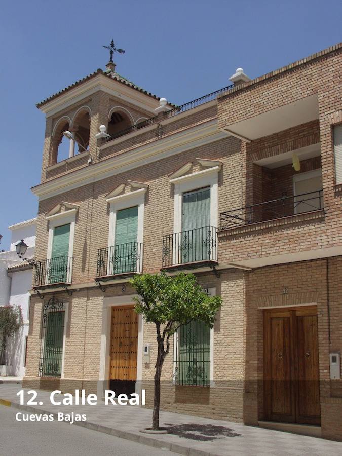 Este pueblo malagueño atesora buena parte de su atractivo arquitectónico en una de sus vías más emblemáticas, la calle Real. Tanto en ella como en su entorno, el visitante descubrirá grandes casas señoriales, como la de los Cristales o la de Felipe Quintana. También sobresale la iglesia de San Juan Bautista, levantada en el siglo XVIII, y la antigua Venta de Juan González, por donde pasaron bandoleros nacidos en el propio pueblo como Luis Artacho y Salvador González y otros de localidades vecinas, como El Chato de Benamejí. La presencia de estos forajidos hizo que en aquella época se conociera al municipio de Cuevas Bajas con el sobrenombre de 'Cuevas de los Ladrones'. Lee el reportaje completo  aquí